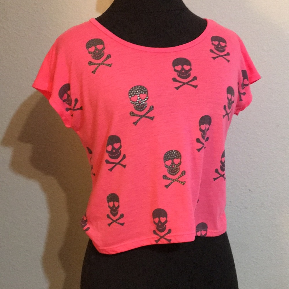 Fun pink shirt w/skulls & cross bones